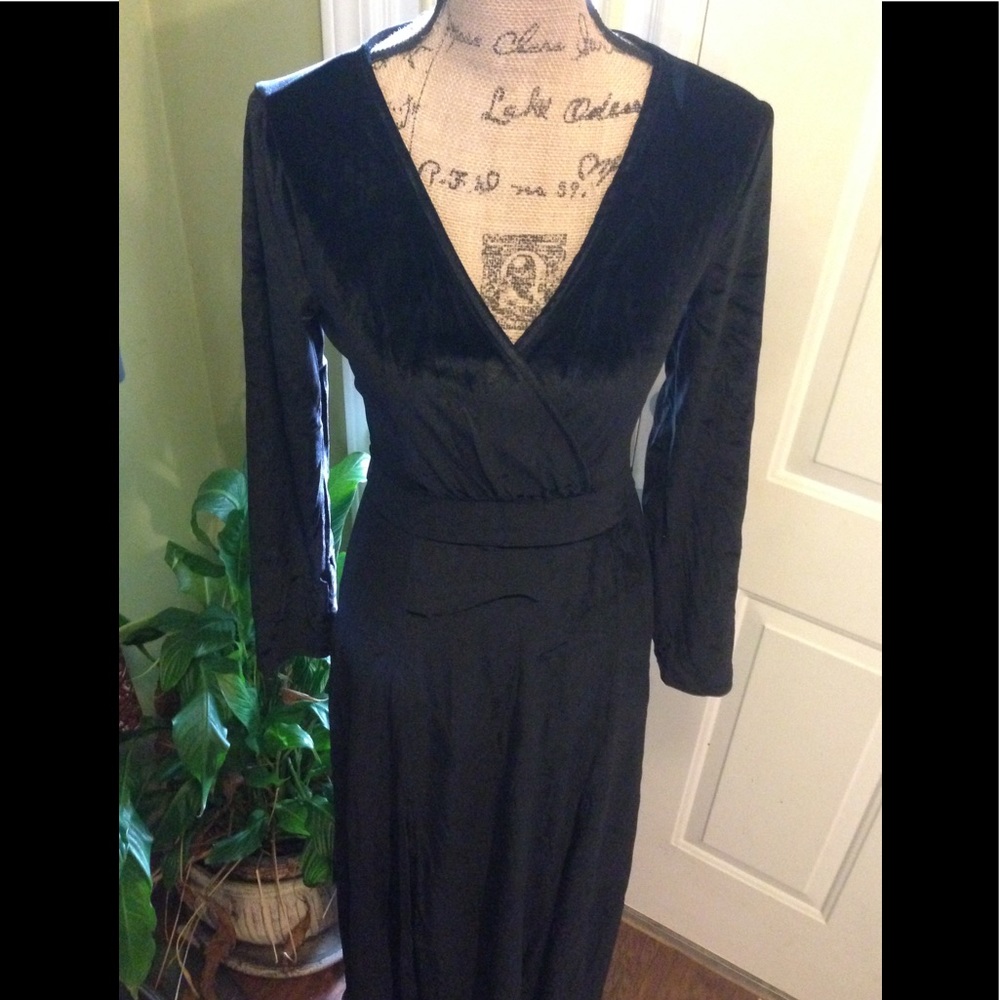 NWT  Black Zan Style Velvet Long Sleeve Dress
